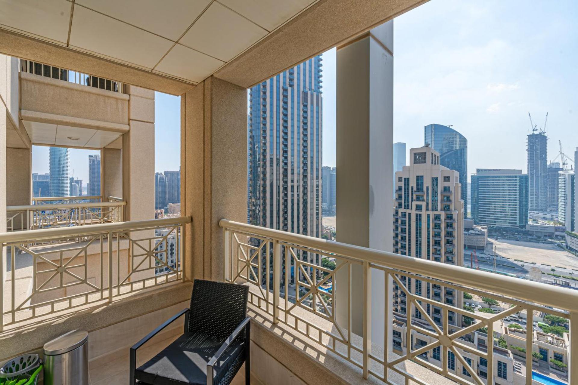 Elegant Studio I Balcony & Sofa Bed I Downtown