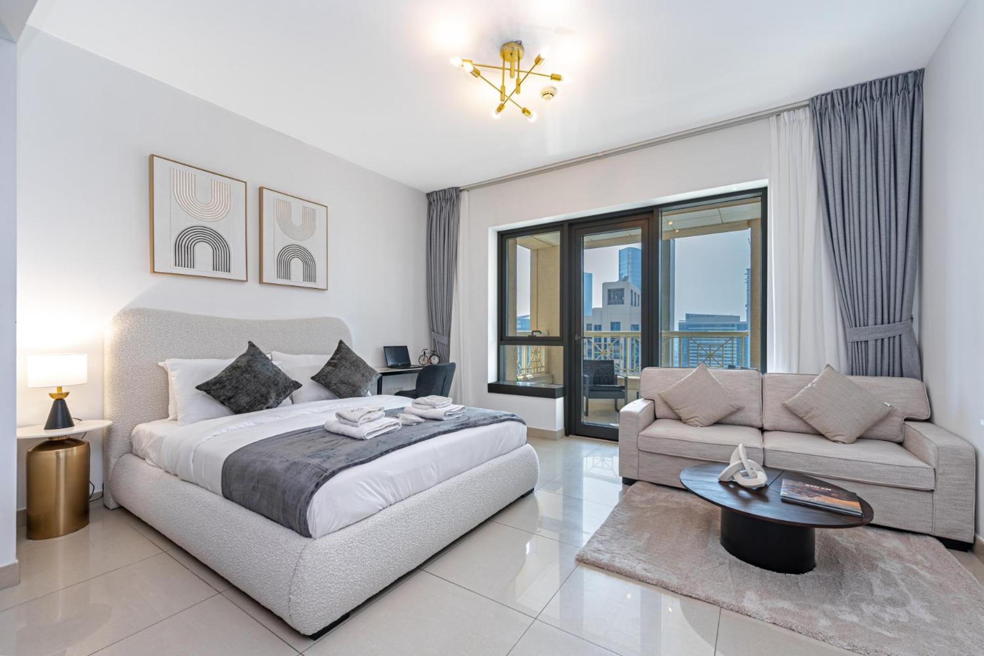 Elegant Studio I Balcony & Sofa Bed I Downtown *