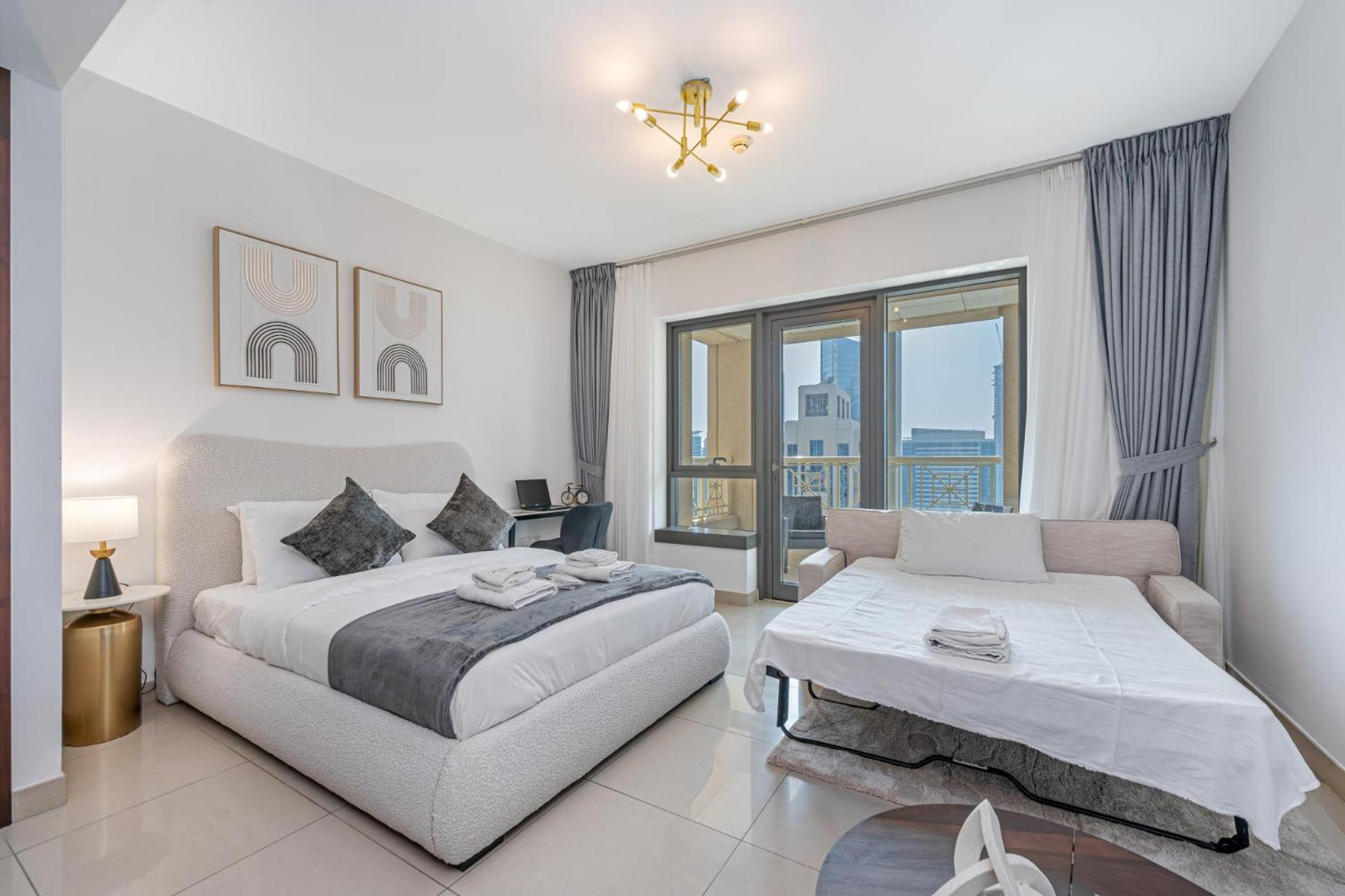 Elegant Studio I Balcony & Sofa Bed I Downtown *